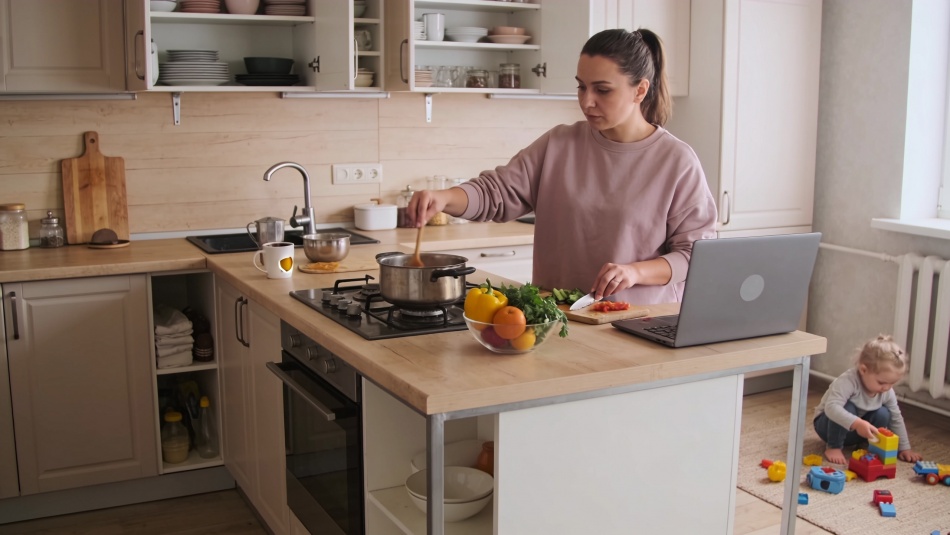 Почему женщины продолжают нести двойную нагрузку в семье и на работе