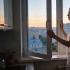 Когда открывать окна летом: физики объяснили оптимальный режим проветривания