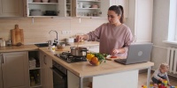 Почему женщины продолжают нести двойную нагрузку в семье и на работе