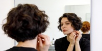 Шесть вариантов пикси для волнистых волос: объем, легкость и современный стиль