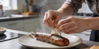 Как снять кожуру с сардельки без потерь: совет школьного повара