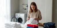 Какие вещи нельзя стирать вместе с постельным бельем: главные ошибки