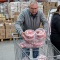 Свежая свинина для шашлыка в «Светофоре»: дачники разбирают ведрами