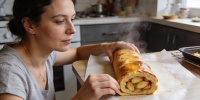 Яблочный заливной рулет: простой рецепт без раскатки теста