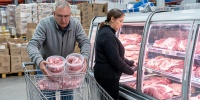 Свежая свинина для шашлыка в «Светофоре»: дачники разбирают ведрами