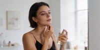 10 лучших ароматов с ирисом: новый выбор для поклонниц чистоты и стиля