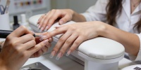 Ламинирование ногтей возвращает прочность после гель-лака: как работает процедура