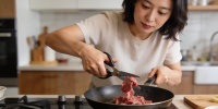Корейский способ ускорить готовку: почему ножницы заменяют нож на кухне