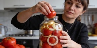 Как приготовить помидоры с луком на зиму: быстрый рецепт для домашних заготовок