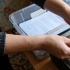 Зачем хранить пакетики силикагеля из обувных коробок: 6 неожиданных применений