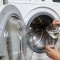 Обычный уксус возвращает свежесть и мягкость одежде после стирки