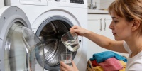 Обычный уксус возвращает свежесть и мягкость одежде после стирки
