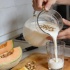 Дынные семечки вместо отходов: как приготовить домашнее дынное молоко
