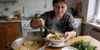 Рассольник «По-ленинградски»: домашний суп с солеными огурцами и перловкой