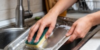 Зачем на кухонной губке две стороны и как их использовать без вреда