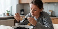 Как быстро очистить ведро смородины: дачный лайфхак с обычной вилкой