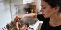 Почему вареные сосиски вкуснее сырых: что происходит при нагревании