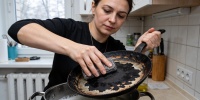 Как быстро очистить сковороду от старого нагара без химии: проверенный способ