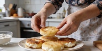 Пирожки без дрожжей: быстрый рецепт на манке с творогом для завтрака