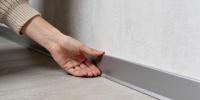 Пластиковые плинтусы уходят в прошлое: какие варианты делают интерьер современным