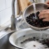 Почему стоит замачивать смородину в соленой воде перед употреблением