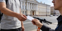 В Петербурге предложили ввести права для аренды самокатов и СИМ