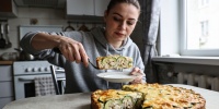 Запеканка «Сытный дворик» с кабачками и курицей: простой рецепт для домашнего ужина