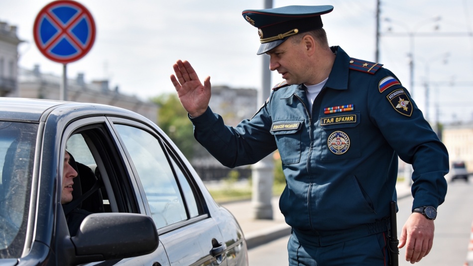 Когда инспектор ГАИ требует остановиться под запрещающим знаком: что делать водителю