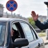 Когда инспектор ГАИ требует остановиться под запрещающим знаком: что делать водителю
