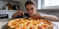 Флоньярд с абрикосами: французский пирог, который заменил шарлотку летом
