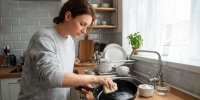 Как вернуть блеск сковороде без химии: простой способ для дачи и дома