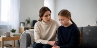 Как понять, что дочь подвергается унижению, и помочь ей защитить себя
