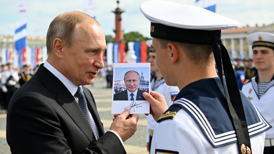 Путин подписал фото для сестры моряка на Дне ВМФ в Петербурге
