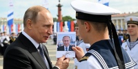 Путин подписал фото для сестры моряка на Дне ВМФ в Петербурге