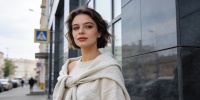 Как завязать свитер на плечах и не выглядеть случайно: советы стилиста