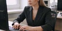 Украшения для офиса: как добавить индивидуальности строгому дресс-коду