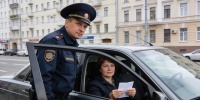 Водителям не стоит делиться личной информацией с инспектором ГАИ