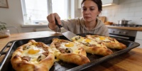 Мясные лодочки с яйцом: альтернатива котлетам для домашнего ужина