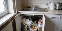 Семь привычных вещей, которым не место под кухонной раковиной