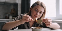 Почему хозяйки все чаще зажигают лавровый лист в квартире