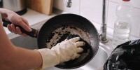 Как быстро очистить чугунную сковороду от нагара с помощью нашатыря