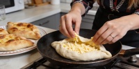 Грузинские хачапури на сковороде: рецепт с кефиром и сметаной для домашнего уюта