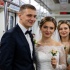 Молодожены устроили праздничную поездку в метро Новосибирска с гостями