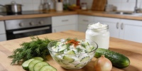 Огурцы по-немецки: неожиданный салат с укропом и яблочным уксусом