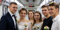 Молодожены устроили праздничную поездку в метро Новосибирска с гостями