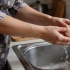 Одна ложка уксуса избавляет от мучений с чисткой вареных яиц
