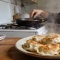 Как приготовить пельмени с хрустящей корочкой: ресторанный способ на домашней кухне