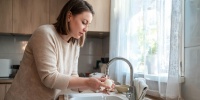 Забудьте про рваные белки: 1 ложка в кастрюлю — и яйца легко выходят из скорлупы