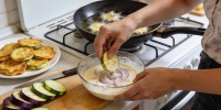 Луковый кляр для кабачков и баклажанов: как сделать овощи румяными и сочными