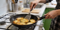 Как добиться золотистой корочки на жареной картошке: совет кулинаров